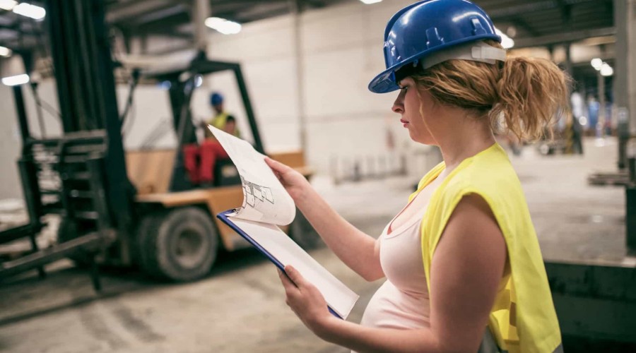 Bolsonaro sanciona lei que afasta grávidas do trabalho presencial