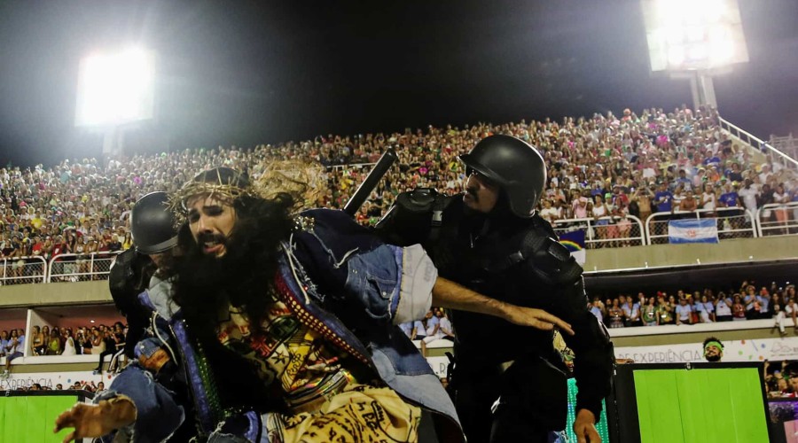 Bolsonaro critica Mangueira por enredo sobre Jesus