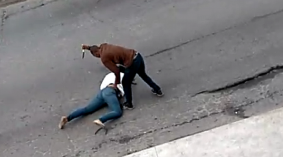 Assista ao Vídeo: Imagens fortes! Mulher é esfaqueada durante assalto