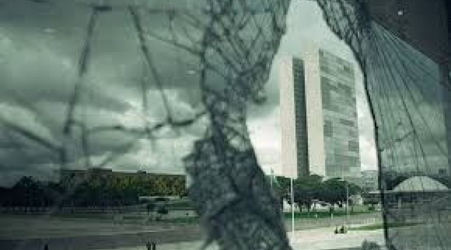 A cineasta brasileira Petra Costa é finalista em categoria do Prêmio Emmy de Documentários