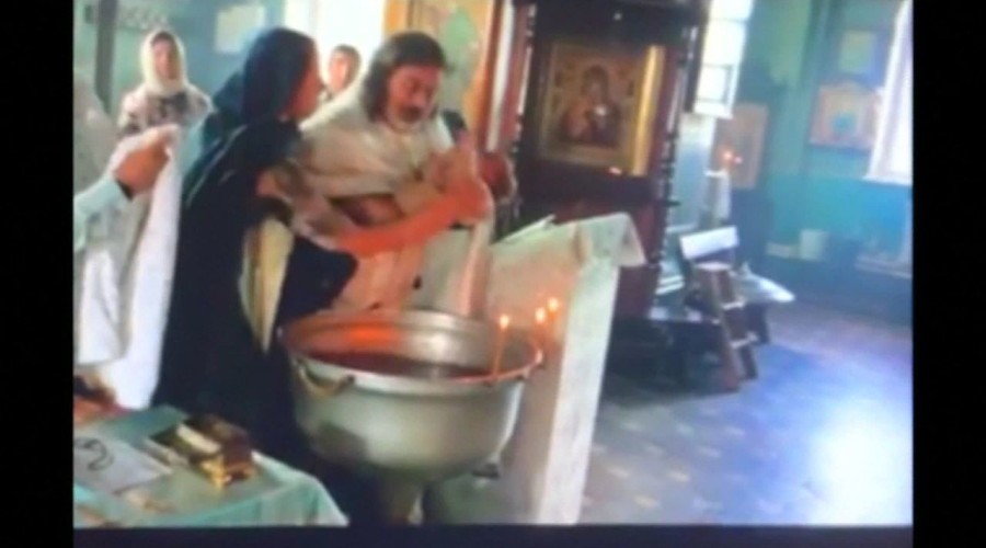 Assista ao Vídeo: Confira vídeo de mãe tentando impedir batismo violento na Rússia