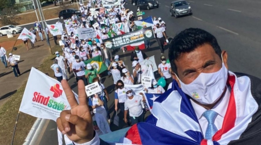 “NÃO SOU ENFERMEIRO DE FORMAÇÃO, MAS SOU ENFERMEIRO DE CORAÇÃO”, DIZ DEPUTADO WELLINGTON AO ACOMPANHAR CARAVANA DE ENFERMEIROS EM BRASÍLIA-DF