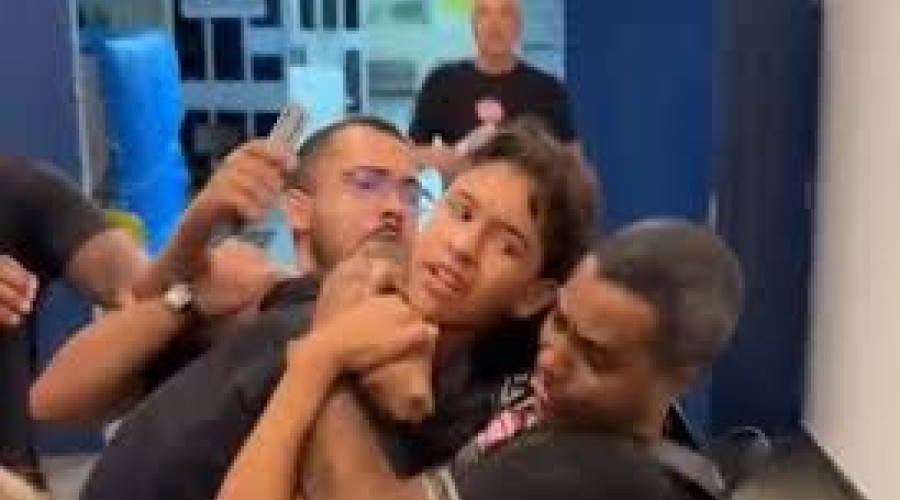 DEPUTADO DO PSOL DÁ MATA-LEÃO EM ASSESSOR