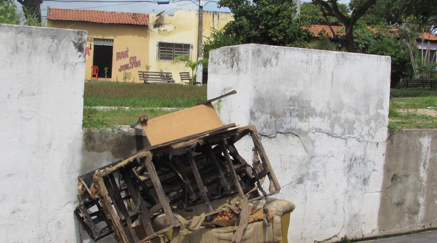Não é a Castro Alves, mas A PRAÇA É DO POVO: Não jogue LIXO