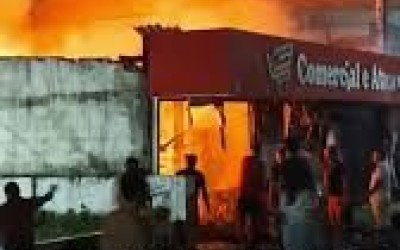 VÍDEO: Incêndio atinge Comercial Cordeiro no centro de Carutapera durante a madrugadafoto