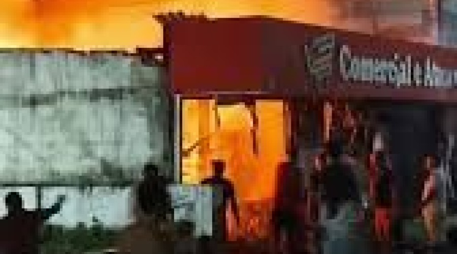 VÍDEO: Incêndio atinge Comercial Cordeiro no centro de Carutapera durante a madrugadafoto