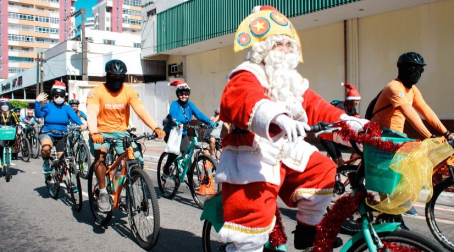Papai Noel conduz ciclistas por ciclofaixa de lazer em Fortaleza