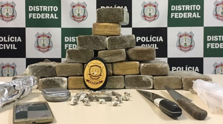 Mulher é presa por ajudar filho na venda de drogas a alunos no DF