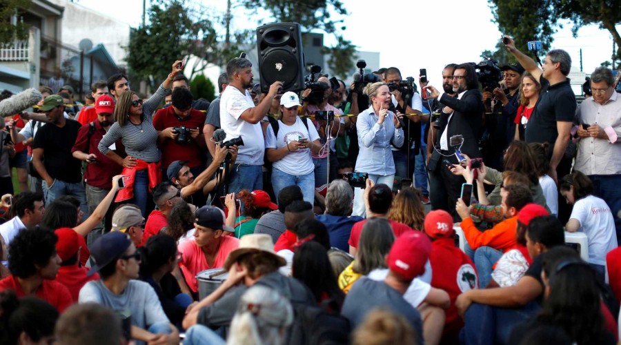 Já admitindo a permanência de Lula, PT transfere sede para Curitiba