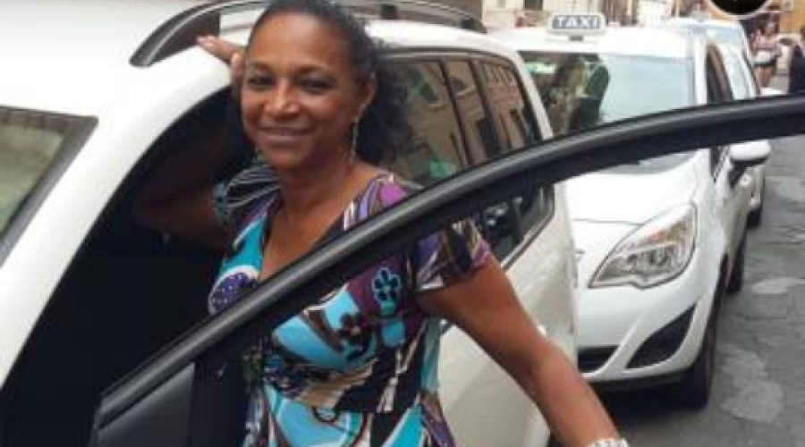 Conheça Cláudia Machado, única taxista brasileira em Roma, ela é filha de Caxias