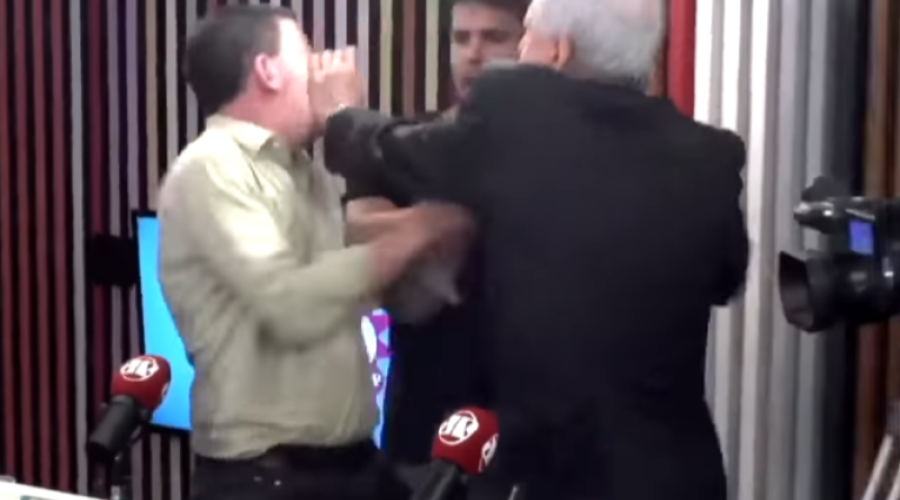 Assista ao Vídeo: Pânico na Jovem Pan - Fundador do The Intercept Brasil chama Augusto Nunes de covarde e apanha na cara