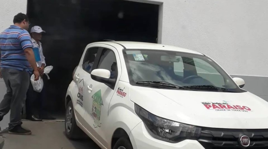 Veículo do Bolsa Família é usado para transportar material de campanha do deputado Marco Aurélio