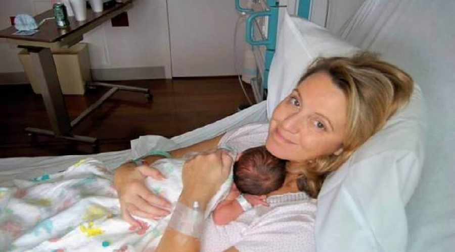 Mulher dá à luz, leva bebê para casa, mas recebe terrível ligação do hospital