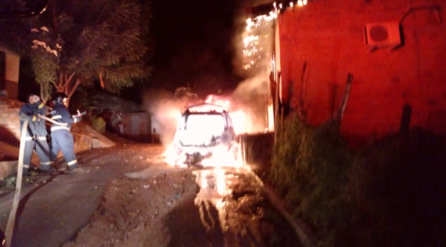 Incêndio destrói carro e atinge casa em Caxias - Portal Guanaré