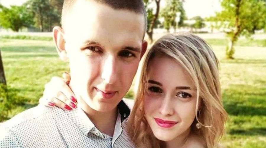 Bebê de dois anos mata a mãe ao fechar vidro de carro no pescoço dela