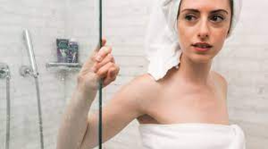 Afinal, dá para dormir com cabelo molhado sem causar danos?