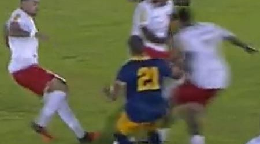 Jogador pisa no pé do companheiro e juiz marca pênalti na Copa do Brasil