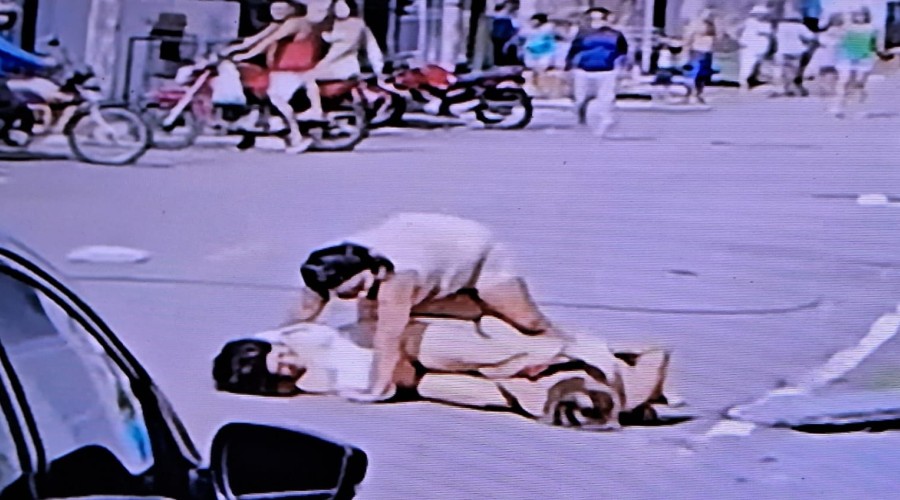 VÍDEO: Mulher flagra marido com amante e arma barraco em movimentada avenida