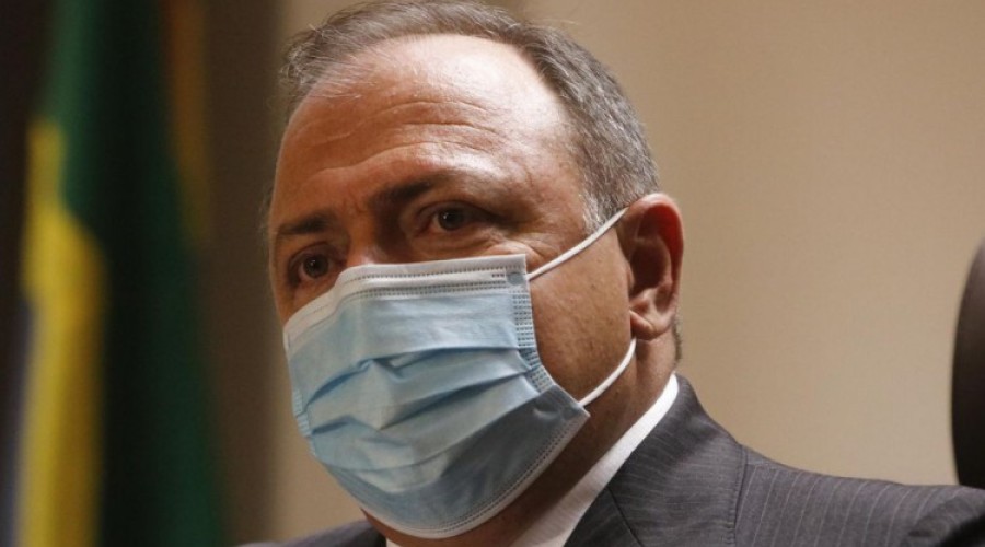 Ex-ministro da Saúde Eduardo Pazuello sofre acidente de moto no Rio de Janeiro