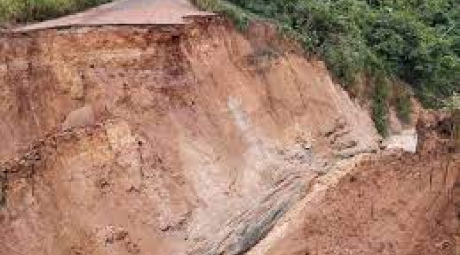 VÍDEO: Cratera se abre no meio da BR-222 ( Entre Bom Jesus das Selvas e Açailândia) no MA e interdita trânsito na rodovia; veja rotas alternativas