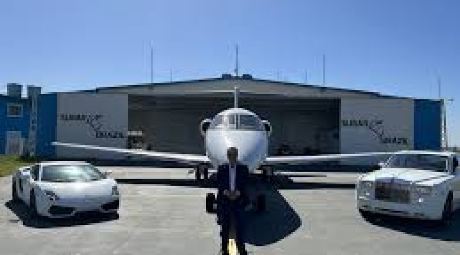 Candidato mais rico do país faz carreata com helicóptero e Ferrari amarela