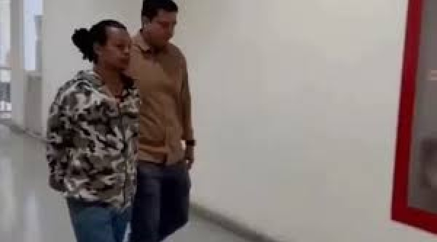 Homem mata ex-esposa degolada para viver romance com genro adolescente, corpo da mulher foi queimado