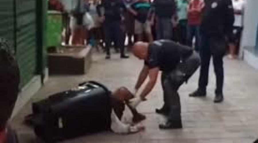 Corpo de homem é encontrado dentro de lixeira no centro da cidade