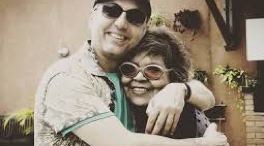 A música brasileira de luto: Rossana Decelso morreu neste domingo (2), aos 67 anos parceira de Zeca Baleiro