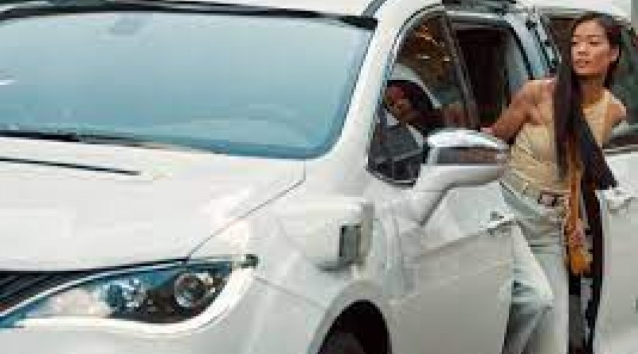 Táxi autônomo e que se comunica com você através de tela; veja