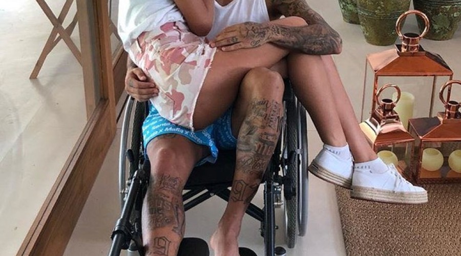 Neymar posta foto pré-cirurgia com Bruna Marquezine