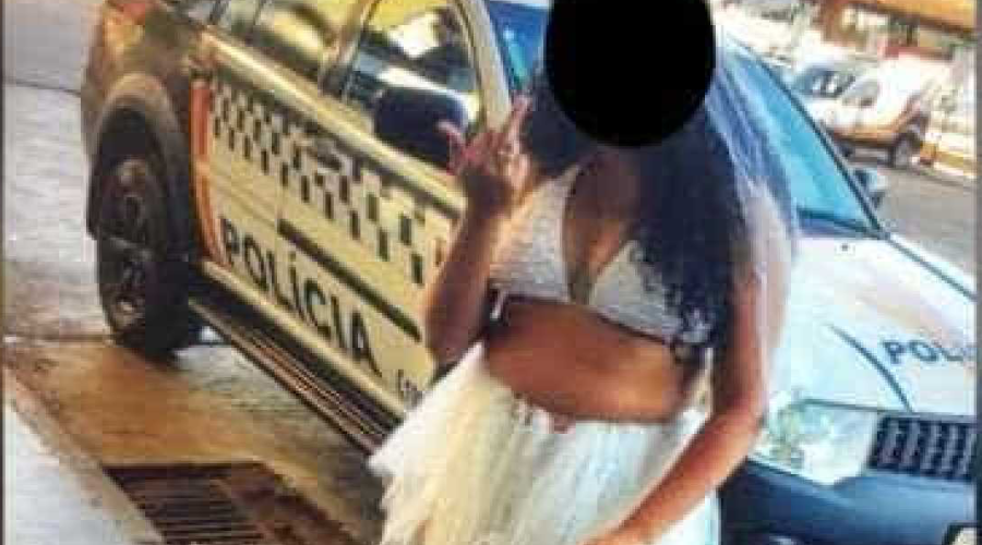 Casal é preso após foto com gesto obsceno junto à viatura da polícia