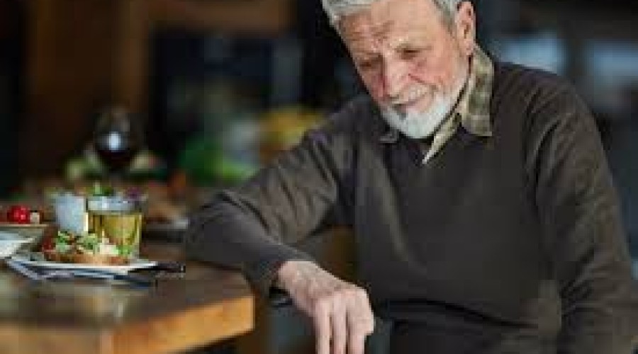 Por que idosos perdem a fome com o passar dos anos? Especialistas revelam