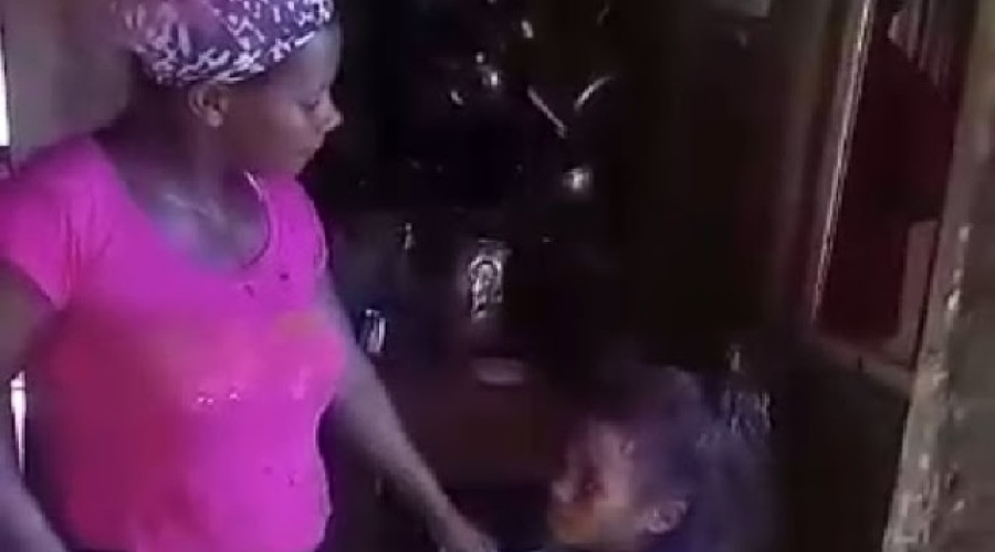 Filha leva surra da mãe por envolvimento com homem casado
