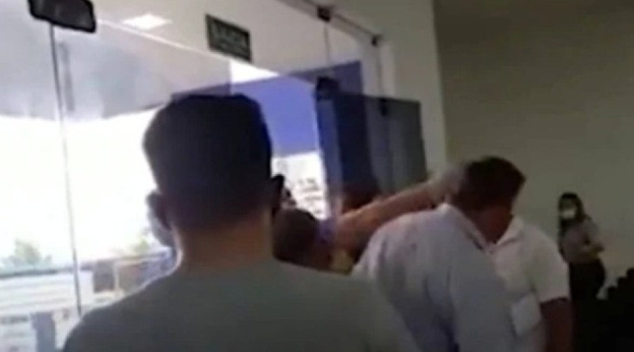 Vídeo: Ex-prefeito dá soco em vereador e encerra audiência pública no PA