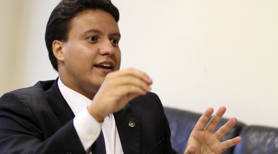 Flávio Dino confirma filiação de Felipe Camarão ao DEM
