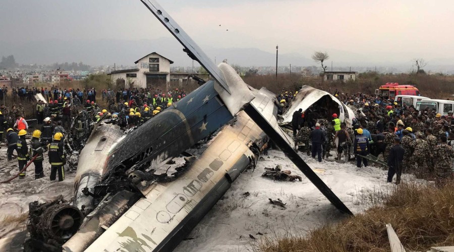 Queda de avião mata ao menos 50 pessoas no Nepal