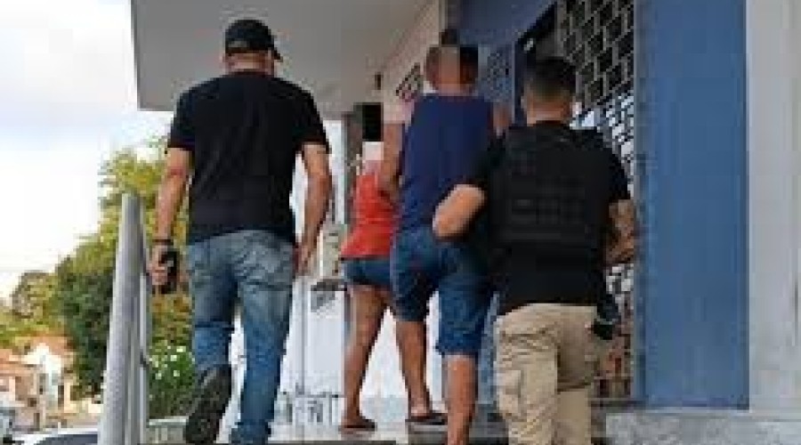 Casal é preso suspeito de assalto a loja de veículos - mulher se fingiu de cliente