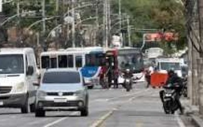 Criminosos atravessam 19 ônibus durante operação da PM na Zona Norte do Rio