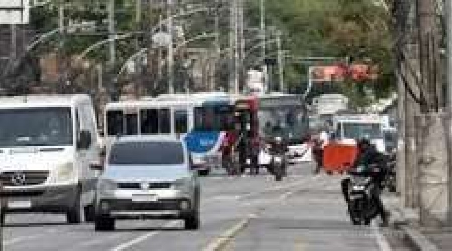 Criminosos atravessam 19 ônibus durante operação da PM na Zona Norte do Rio
