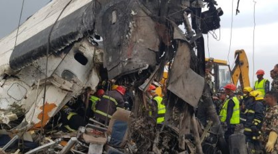 Avião com 71 pessoas a bordo cai em aeroporto do Nepal