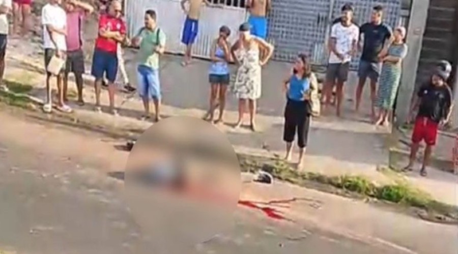 Vídeo: Motociclista por aplicativo dorme ao volante, cai na rua e morre esmagado por van