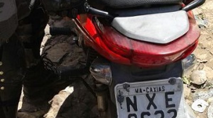 Homem é detido ao empurrar moto roubada em Caxias