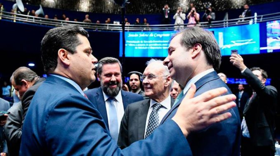 Sem Bolsonaro, Alcolumbre e Maia assinam promulgação de nova Previdência