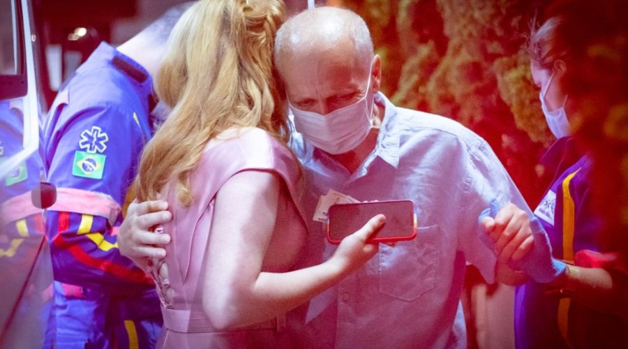 Assista o vídeo: Pai chega de ambulância à formatura da filha