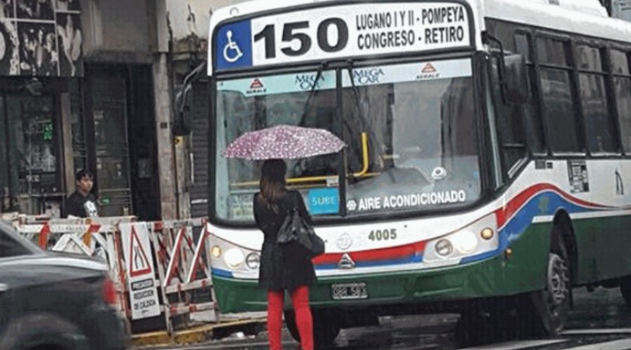 Motorista não abre a porta e mulher fica parada em frente a ônibus
