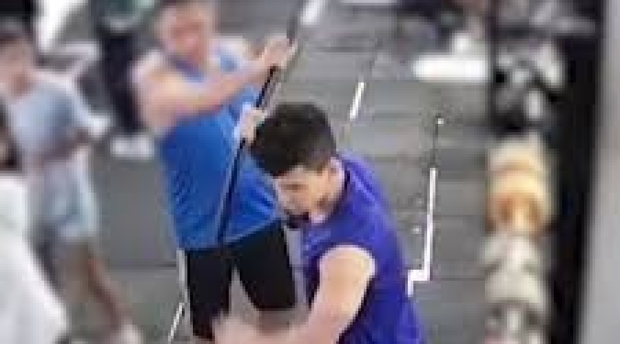 Um rapaz de 20 anos foi ferido na cabeça com uma barra de ferro enquanto treinava em uma academia