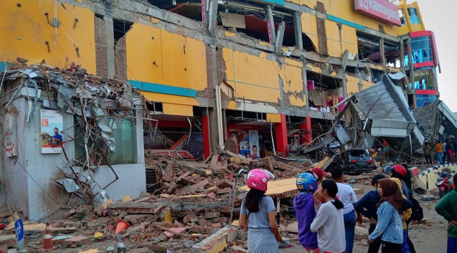 Sobe para 384 número de mortos após tsunami na Indonésia