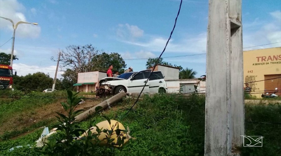 Veículo causa destruição em uma das principais vias de Santa Inês
