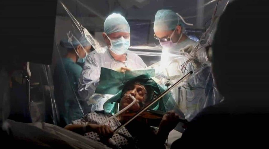 Violinista toca durante a própria cirurgia no cérebro