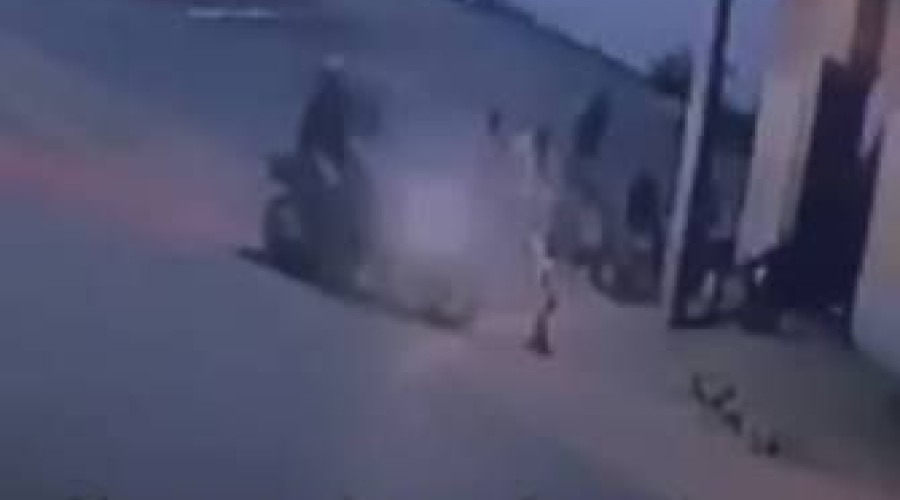 Homem chega de moto e atira contra mulher em Buriticupu; ela estava com crianças antes de ataque